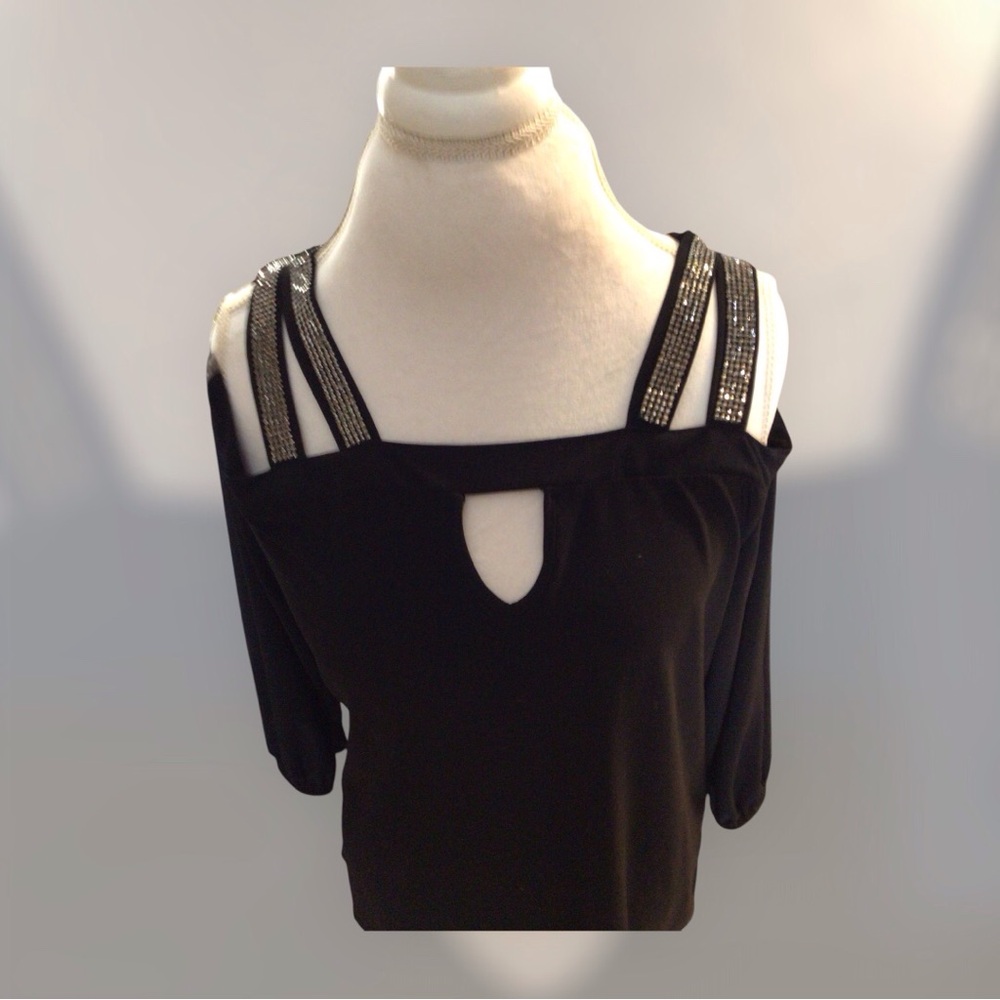 Super pretty party top. Got a little sparkle. Size XL